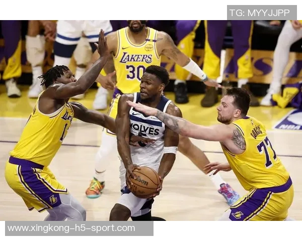 雷迪克谈詹姆斯首秀后肌肉酸痛情况并透露他今天全程参与训练