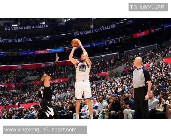 库里赞维金斯为勇士队传奇他的微笑传递团队精神与友谊